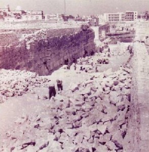L'apertura di via della Repubblica negli anni 50'. L'intervento strappo il borgo antico dal suo millenario isolamento, catalizzando la disordinata cresita urbanistica verso l'area del Macello e del Seminario