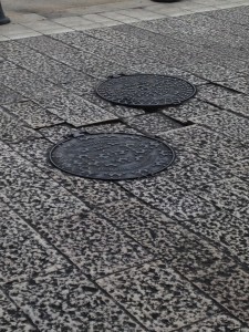 uno dei primi segni di degrado su via Nazario Sauro: basole che sprofondano sotto il peso della auto,